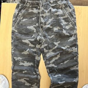Never worn. American Eagle army print cargo pants